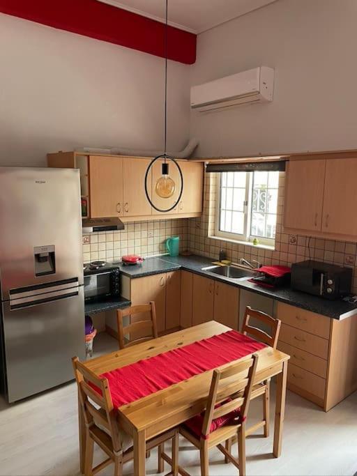 Comfy Apartment With Low Ceiling Attic Atenas Exterior foto